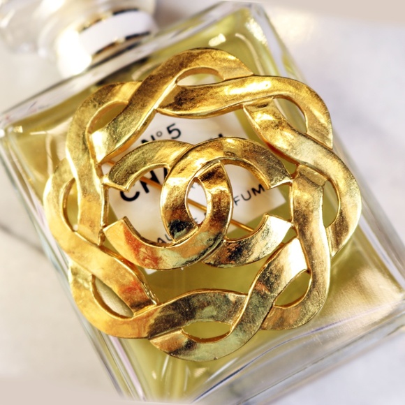 Chanel CC Logo Gold Plated Swirl Brooch with Box ~ Made In France *signed* - Picture 8 of 16